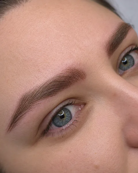 Brwi wykonane techniką Silky Hairstroke Brows — zbliżenie włosa maszynowego