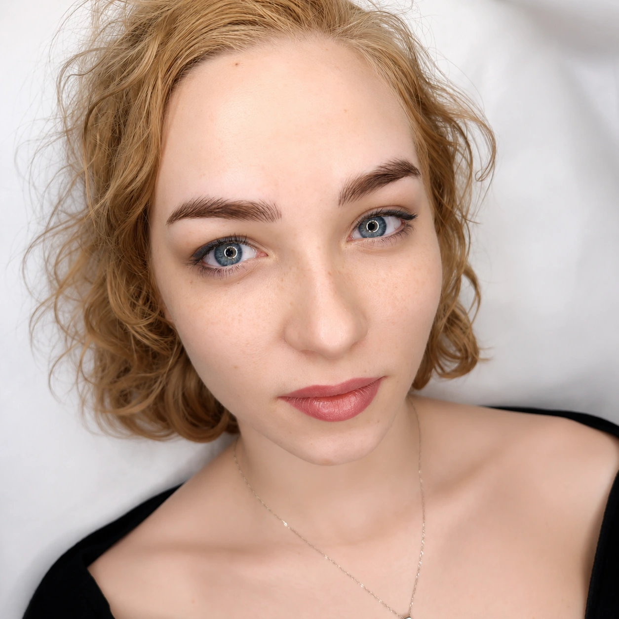 Naturalny efekt brwi metodą Silky Hairstroke Brows u klientki